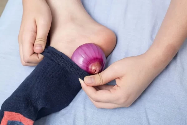 Beneficios de Colocar Media Cebolla en los Pies Antes de Dormir: Consejos y Propiedades para la Salud