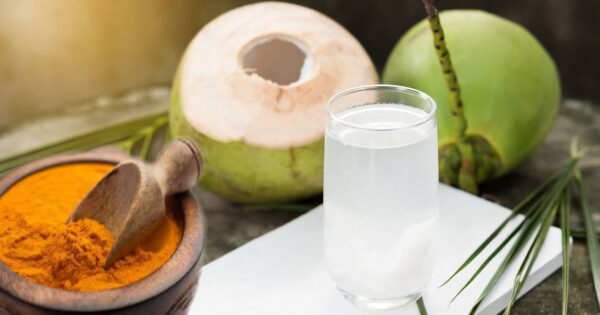 "Remedio Casero Eficaz para Reflujo Ácido y Colitis con Agua de Coco y Cúrcuma"