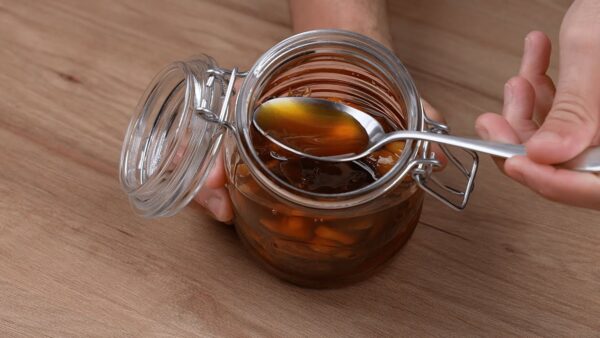 "Cómo calmar el dolor de garganta con ingredientes naturales: miel y jengibre"