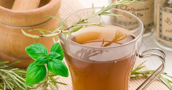 "Té de romero y albahaca para la salud: reduce el azúcar, previene la gripe y más"