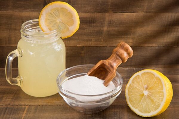 Receta y beneficios del bicarbonato de sodio con agua de limón