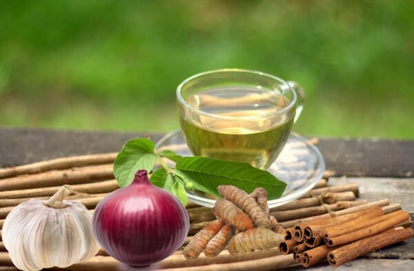 “El mejor té natural para tomar en ayunas y antes de dormir: ajo, cúrcuma, guayaba y más”