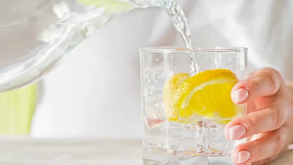 4 Remedios Naturales para Evacuar y Sentirte Ligero por las Mañanas