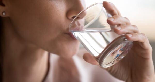 Por qué deberías tomar agua en ayunas al despertar: beneficios y propiedades